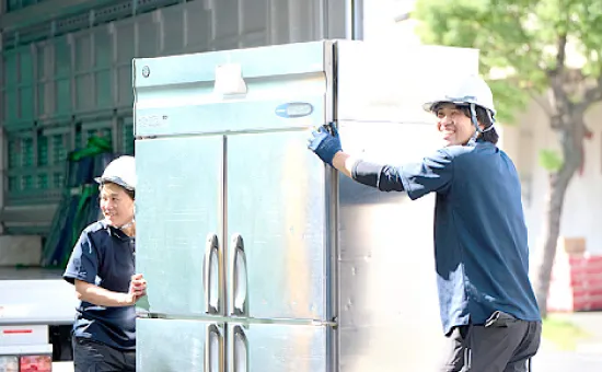 冷蔵庫を運んでいる2人の写真