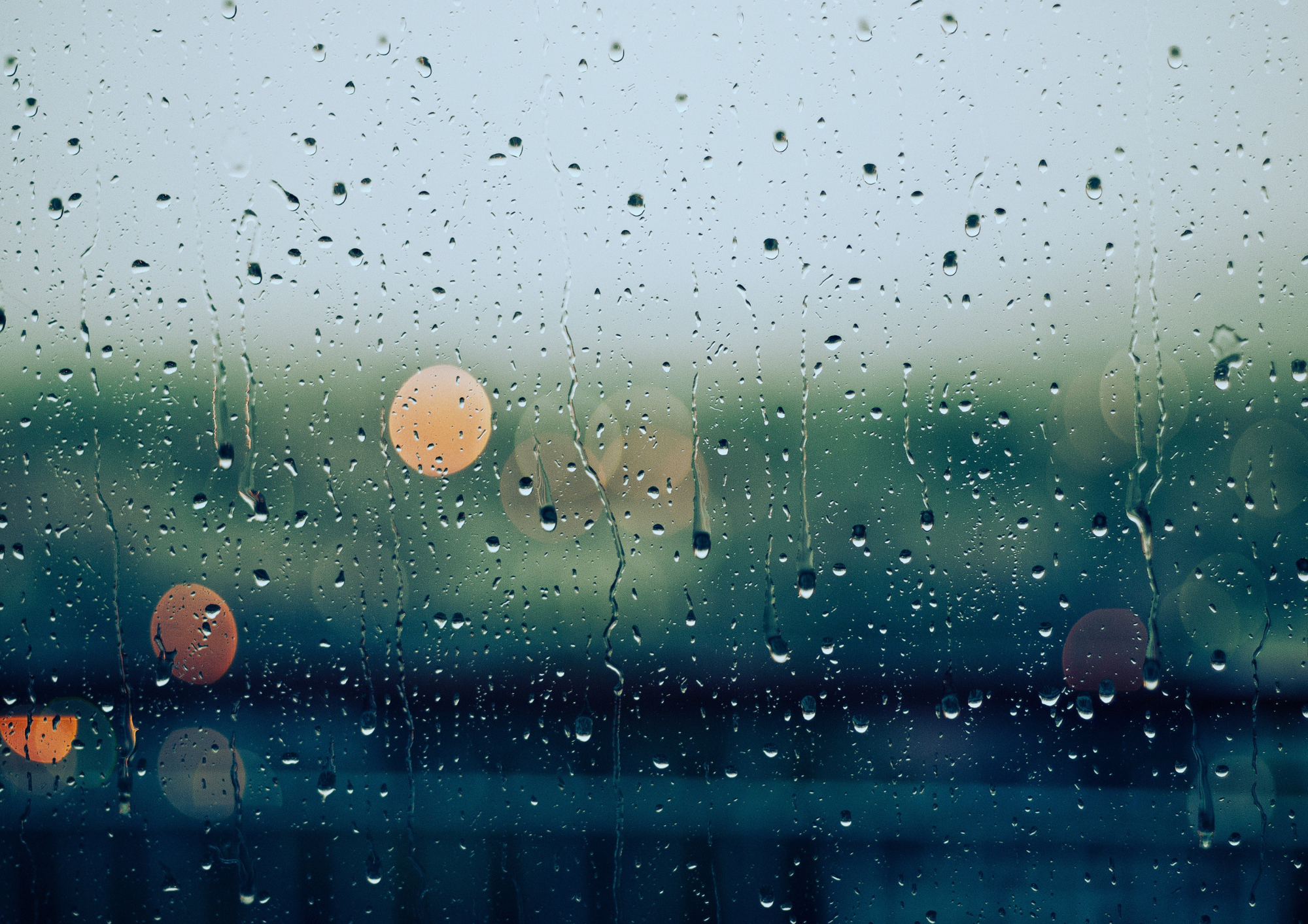 なぜ梅雨時期にガラスが曇るのか? イメージ